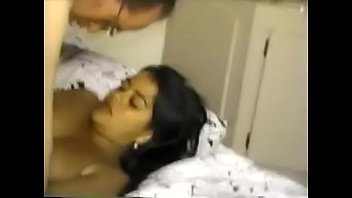 Девка кончает от порева рядом со спящей милфой